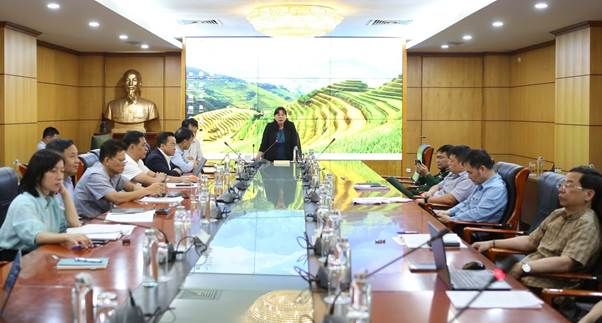 Thứ trưởng Nguyễn Thị Phương Hoa chủ trì cuộc họp Tổ soạn thảo xây dựng dự thảo Nghị định quy định hoạt động viễn thám.&nbsp;Ảnh: Nguyễn Thủy.